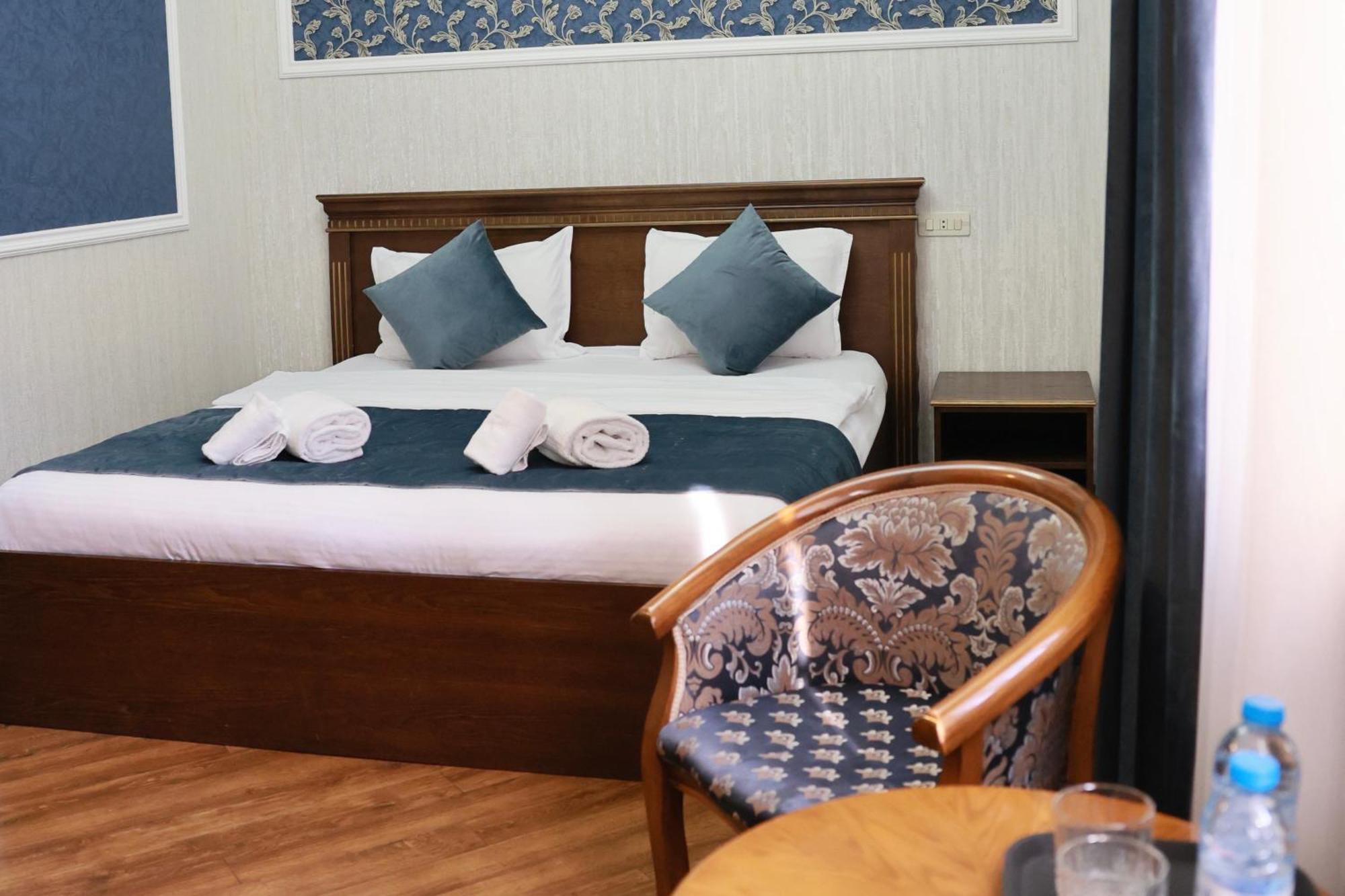 Royal Renaissance Hotel Ereván Habitación foto