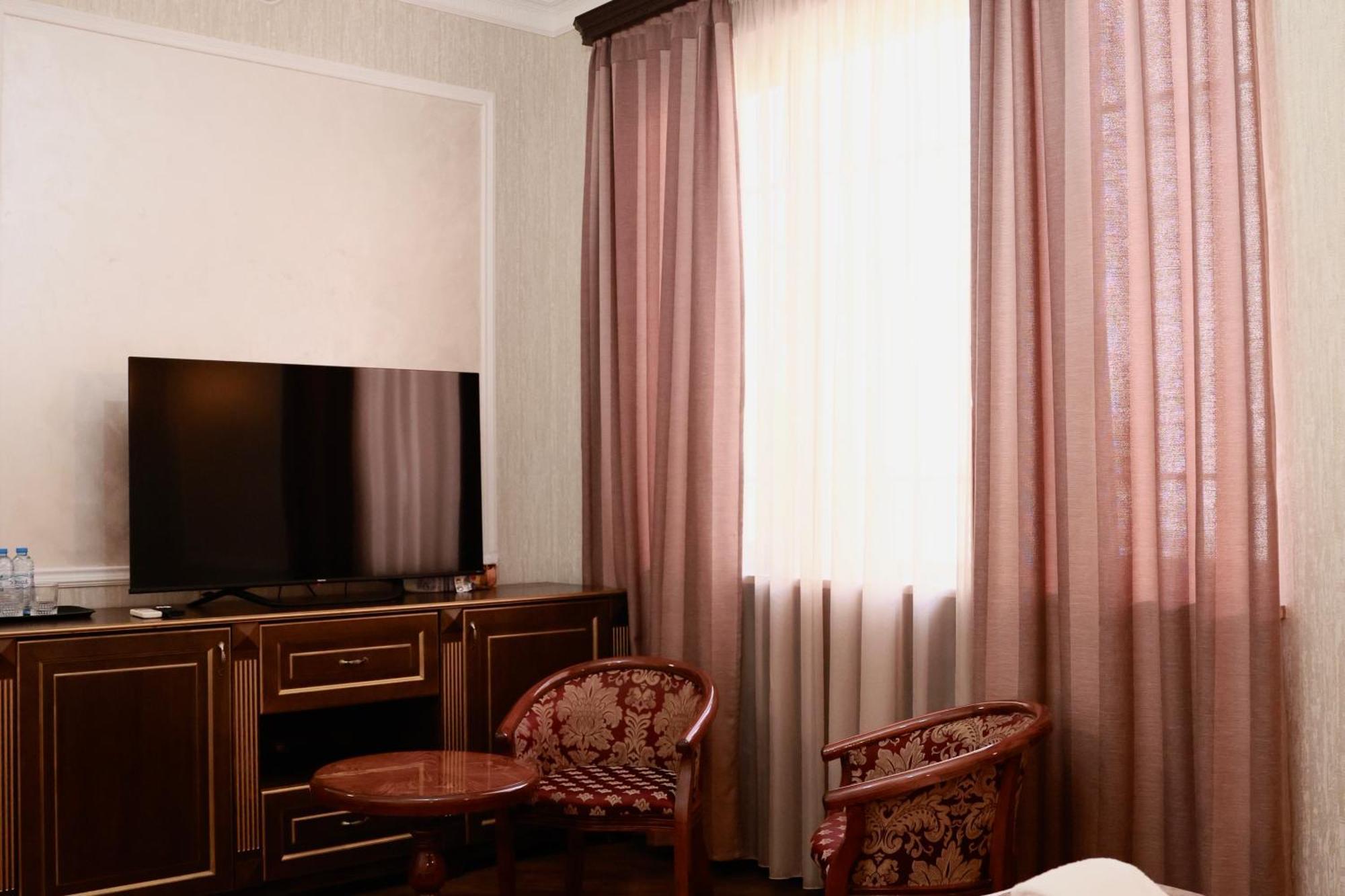 Royal Renaissance Hotel Ereván Habitación foto